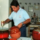 En la imagen, el ministro de Defensa prepara «michirones», un plato típico murciano