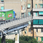 Un camión permanece al borde de la sección que continúa en pie del puente Morandi. /