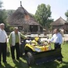 Monteserín y Aznar posan a ambos lados del quad quitanieves presentado ayer en Balboa
