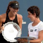 Garbiñe Muguruza (izquierda) y Carla Suárez, con los trofeos que las acredita como campeonas de dobles del torneo femenino de Stanford.