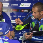 Valentino Rossi le explica, en Brno, a Silvano Galbusera, su técnico, los problemas que sufre cuando pilota la Yamaha