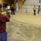 Unos niños juegan en la bolera de Ciñera donde hoy se celebrará la quince edición del torneo de base