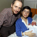 Daniel Martínez y Laura Martínez, ayer por la mañana con su segundo hijo, Uriel. MARCIANO PÉREZ