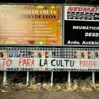 ‘Respeto para la Cultu, Felipe vete ya’, en una valla publicitaria. DL