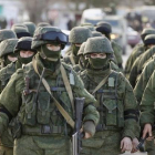 Tropas uniformadas sin identificar desfilan cerca de Simferopol, en Crimea, este lunes.