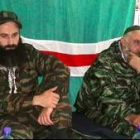 Imagen de archivo de Aslan Masjádov, a la derecha, con el radical checheno Shamil Basáyev