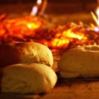 Elaboración de pan en un horno tradicional de leña.