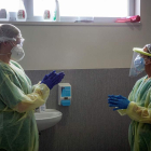 Dos enfermeras durante la pandemia. RAQUEL MANZANARES