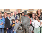 <Hijos, nietos y biznietos de 'Pepe' Cortes posan junto a la escultura en bronce del Barquillero en la plaza del Ayuntamiento de Ponferrada. FOTO L. DE LA MATA