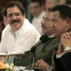 Zelaya y Chávez en la rueda de prensa de la cumbre de la Alianza Bolivariana de las Américas.