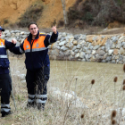 Voluntarios en las labores de rastreo de ayer en el río.