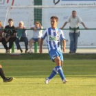 Pepe Alcaide, a la derecha, cede un balón hacia atrás ante la presencia del punta deportivista Dioni