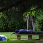 Unos jóvenes descansan en un parque de León