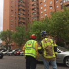 Tres bomberos en el distrito madrileño de Puente de Vallecas, en el lugar de la explosión.