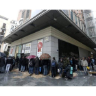 Cientos de personas guardan fila ante la Fnac de Callao en Madrid.