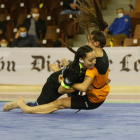 Dos luchadoras, en el Campeón de Campeones disputado en el Palacio. FERNANDO OTERO