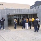 Un grupo de estudiantes en la entrada principal del centro asociado de la Uned en Ponferrada.