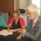 Momento de la firma entre la Diputación y la Federación de Asociaciones de Personas Sordas.