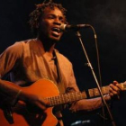 El artista africano Kodjo Senko durante una de sus actuaciones.