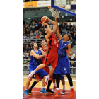 Baloncesto León atacó con criterio en la zona catalana.