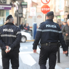 Dos agentes de la Policía Municipal de Ponferrada. L. DE LA MATA