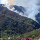 El fuego devoraba las laderas de la Tebaida Berciana, no lejos de una población, el pasado 20 de abril. ANA F. BARREDO