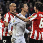 Cristiano Ronaldo se encara con Iturraspe después de darle un manotazo a Gurpegui por el que fue expulsado.