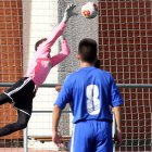 La Ponferradina perdió ante el Villa de Simancas con una actuación excelente de Giovanni. MARCIANO