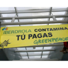 Protesta de Greenpeace ante la sede de Iberdrola.