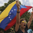 Una detractora de Maduro protesta contra la victoria electoral del dirigente.