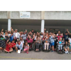 Alumnos del colegio San Miguel y residentes del centro Valle de Laciana compartieron experiencias. V. A.