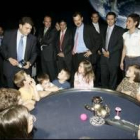 López Riesco saluda a la mascota robótica, Aibo, siempre rodeada de niños en la carpa de LN42