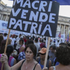 Cientos de personas se manifiestan a las puertas del Congreso argentino contra el proyecto de ley, este martes, en Buenos Aires.