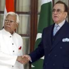 Momento del saludo entre los ministros de Exteriores indio y pakistaní