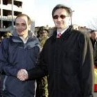 Alonso saluda al ministro de Defensa bosnio, Nikola Radovanovic, en la plaza de España de Mostar