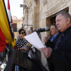 Claro García pregona Santa Marta desde el balcón del Ayuntamiento de Astorga. JESÚS F. SALVADORES