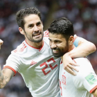 Isco celebra con Diego Costa el gol que le marcó el delantero del Atlético a la selección de Irán. DIEGO AZUBEL