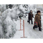 Los peatones caminan por una calle cubierta de nieve en Kiev.