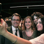Artur Mas se fotografía en la fiesta organizada por las Juventudes de CDC y Unio.
