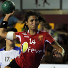 Andrea Álvarez, autora de un gol, intenta un lanzamiento a portería.