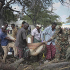 Un grupo de ciudadanos traslada a una de las víctimas del atentado de Mogadiscio, Somalia.