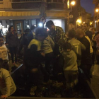 Un contenedor en la plaza convirtió la pisada de la uva en una divertida experiencia para los niños.