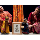 La puesta en escena incluye tanto marionetas como actores