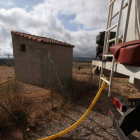 Un camión cisterna rellena uno de los depósitos en Santa Catalina de Somoza. RAMIRO