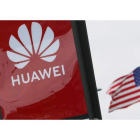 Logotipo de Huawei junto a la bandera estadounidense. FAZRY ISMAIL