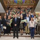 Alcalde y ediles posaron con los matrimonios que celebran su 50 aniversario. RAMIRO