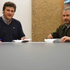 Manuel García y Jesús María Riol, tras la firma del contrato.