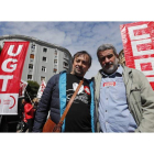 Enrique Reguero y Xosepe Vega, secretarios provinciales de UGT y CC OO, ayer durante la manifestación del 1º de Mayo en la capital leonesa. JESÚS F.SALVADORES