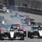 Hamilton, que salía desde la pole, claudicó ante Rosberg por culpa de Mercedes