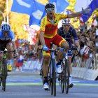 Valverde celebrea eufórico su triunfo en la línea de meta por delante de Bardet y Woods. BRUNO